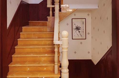 湟中中式别墅室内汉白玉石楼梯的定制安装装饰效果